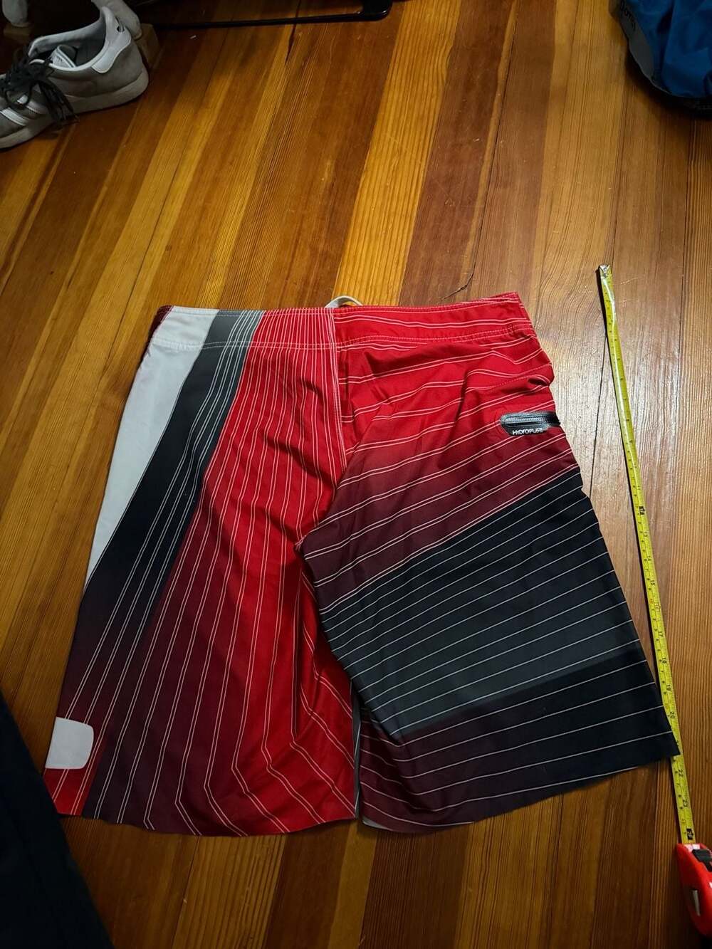 Oakley Hydrofuse Board Shorts Red Black Striped Size 32 - Picture 3 of 5